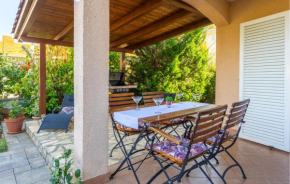 Cozy Apartment In Vantacici With House Sea View